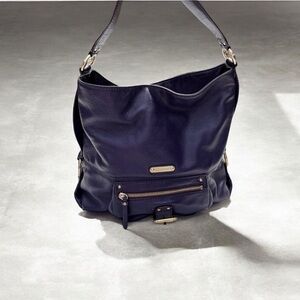 Michael Kors Austin hobo bag crafted from pebbled leather gold-tone hardware.